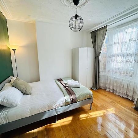 런던 Elegant House In Stratford 아파트 외부 사진