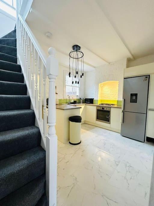 런던 Elegant House In Stratford 아파트 외부 사진