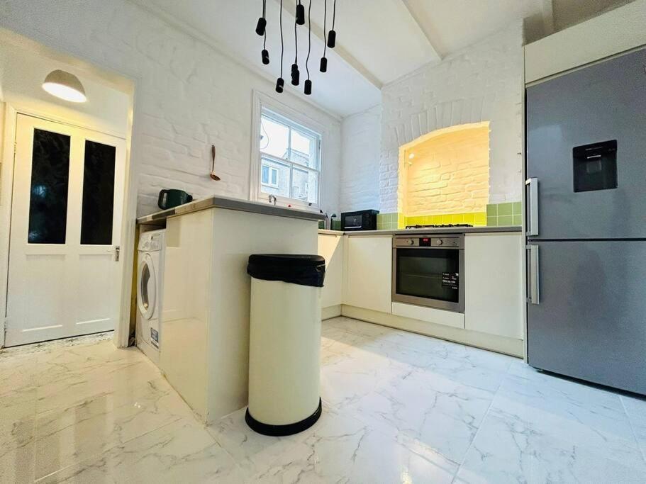 런던 Elegant House In Stratford 아파트 외부 사진