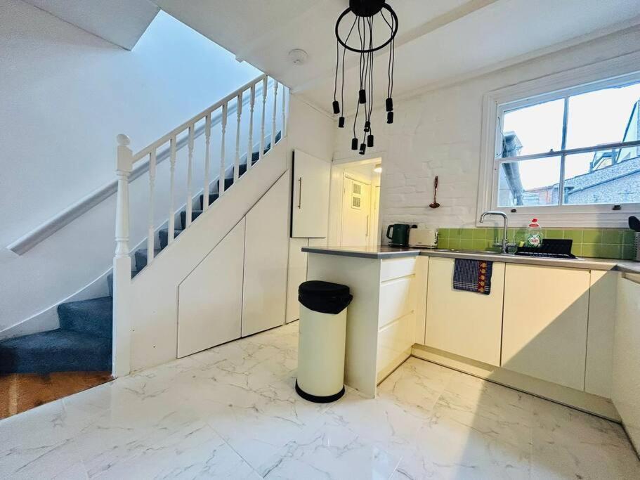 런던 Elegant House In Stratford 아파트 외부 사진