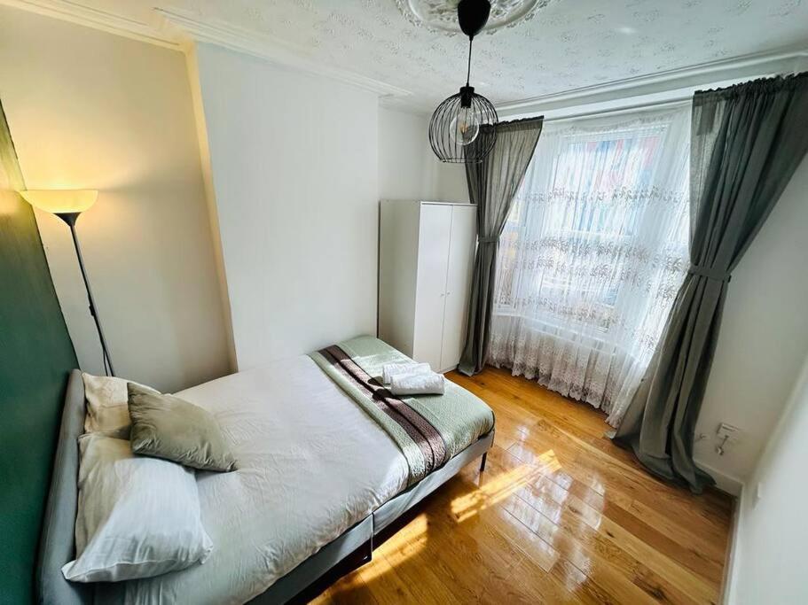 런던 Elegant House In Stratford 아파트 외부 사진