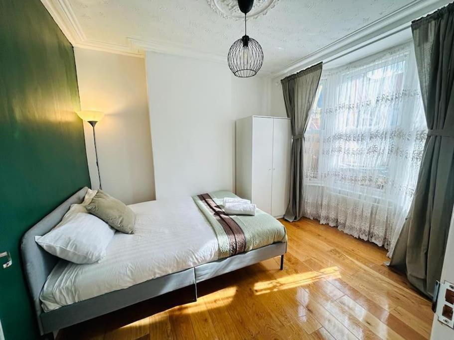 런던 Elegant House In Stratford 아파트 외부 사진