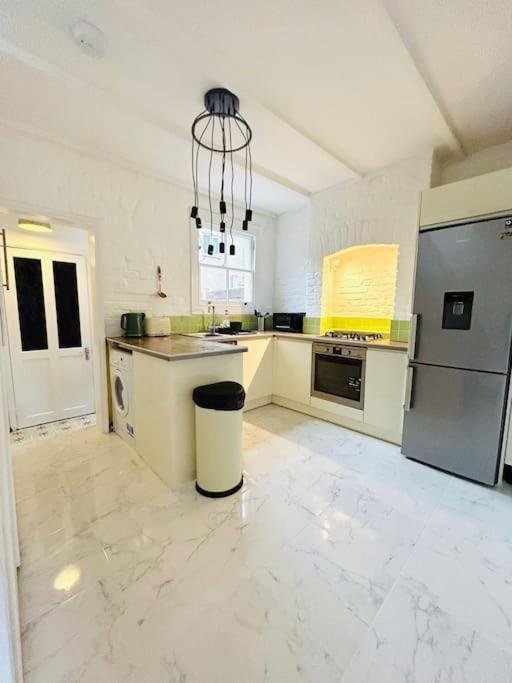 런던 Elegant House In Stratford 아파트 외부 사진